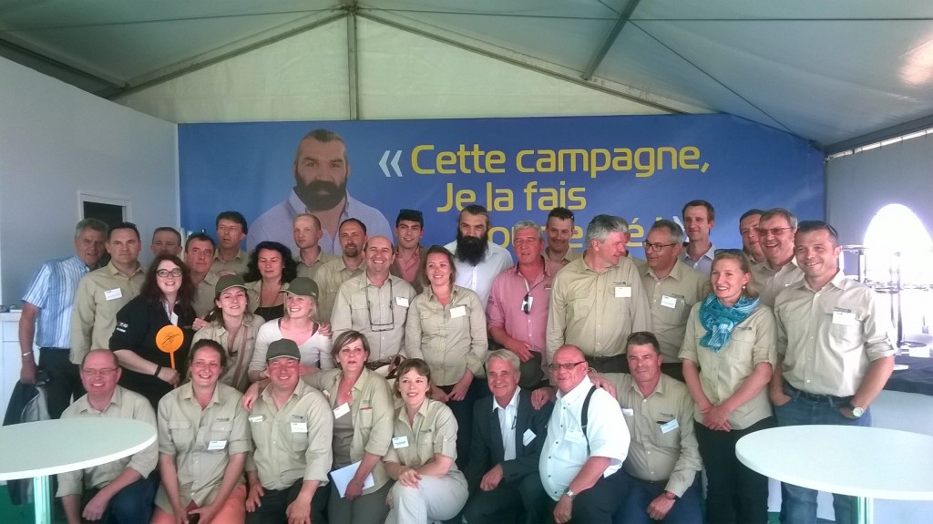 Les équipes de Semences de France réunies autour de Sébastien Chabal lors des Culturales 2015